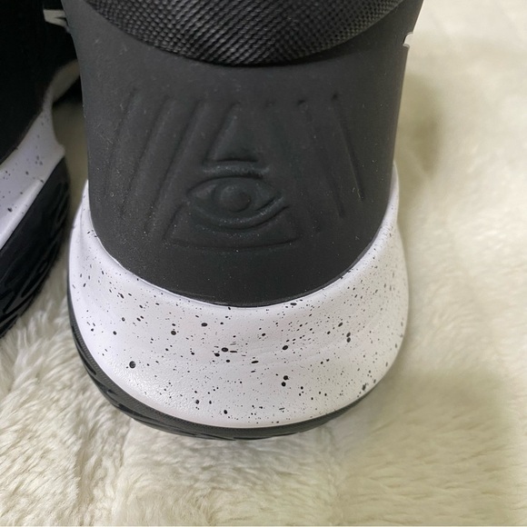 Nike Kyrie Flytrap 4 Men\'s Black and White Basketball Athletic Shoes New Size 13 main image 5